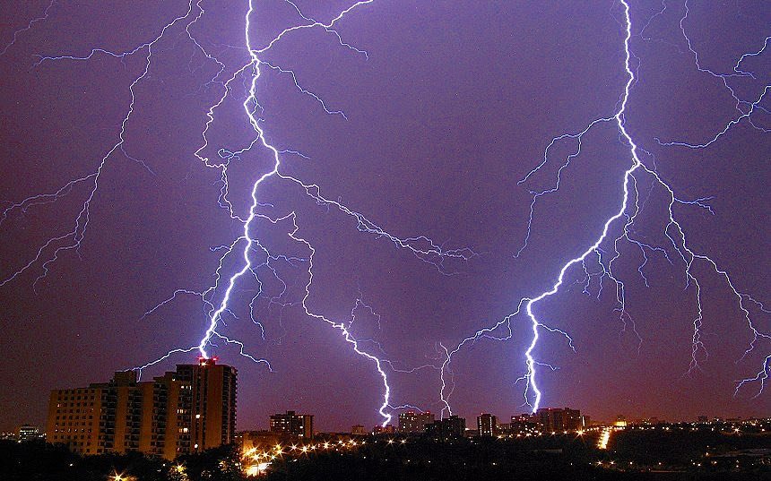 Такие страшные и одновременно прекрасные молнии. Фото: y.kopishinskij