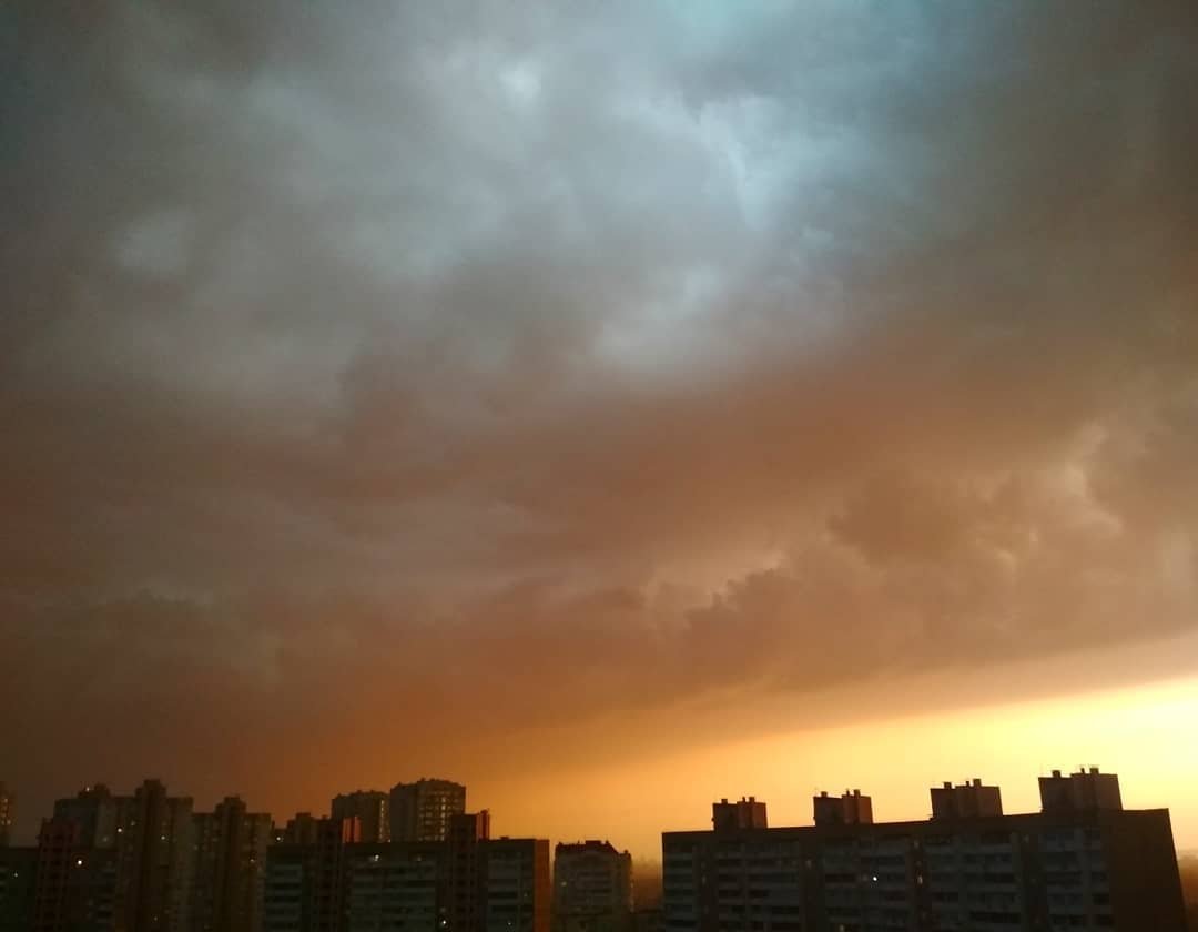 Сгущающиеся тучи над Киевом. Фото: daemirel