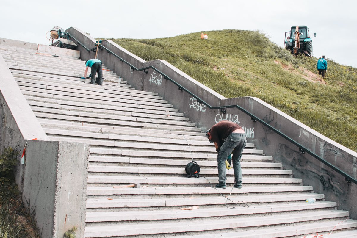 Ремонтируют подходы и лестницы, ведущие к стадиону