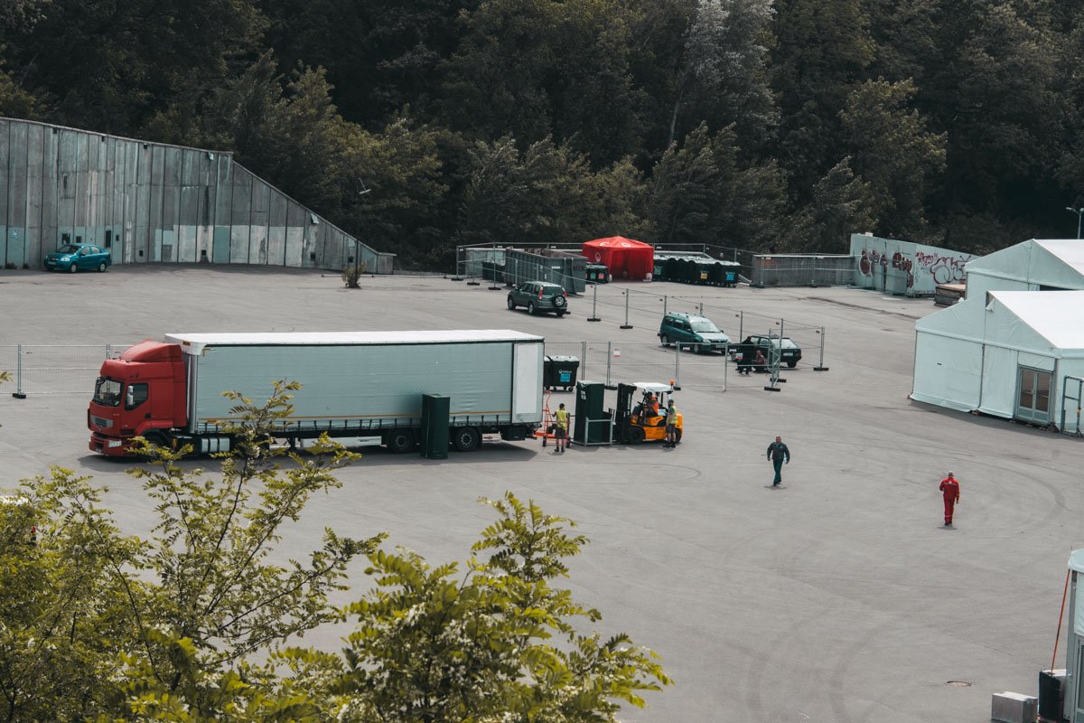 Около стадиона завершают ремонтные работы