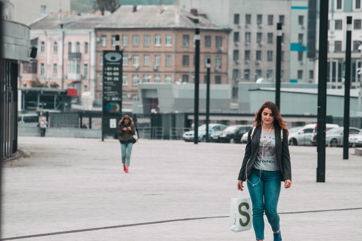 Возле спортарены спокойно прогуливаются горожане