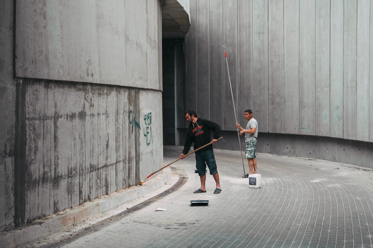 Осталось закрасить настенные надписи