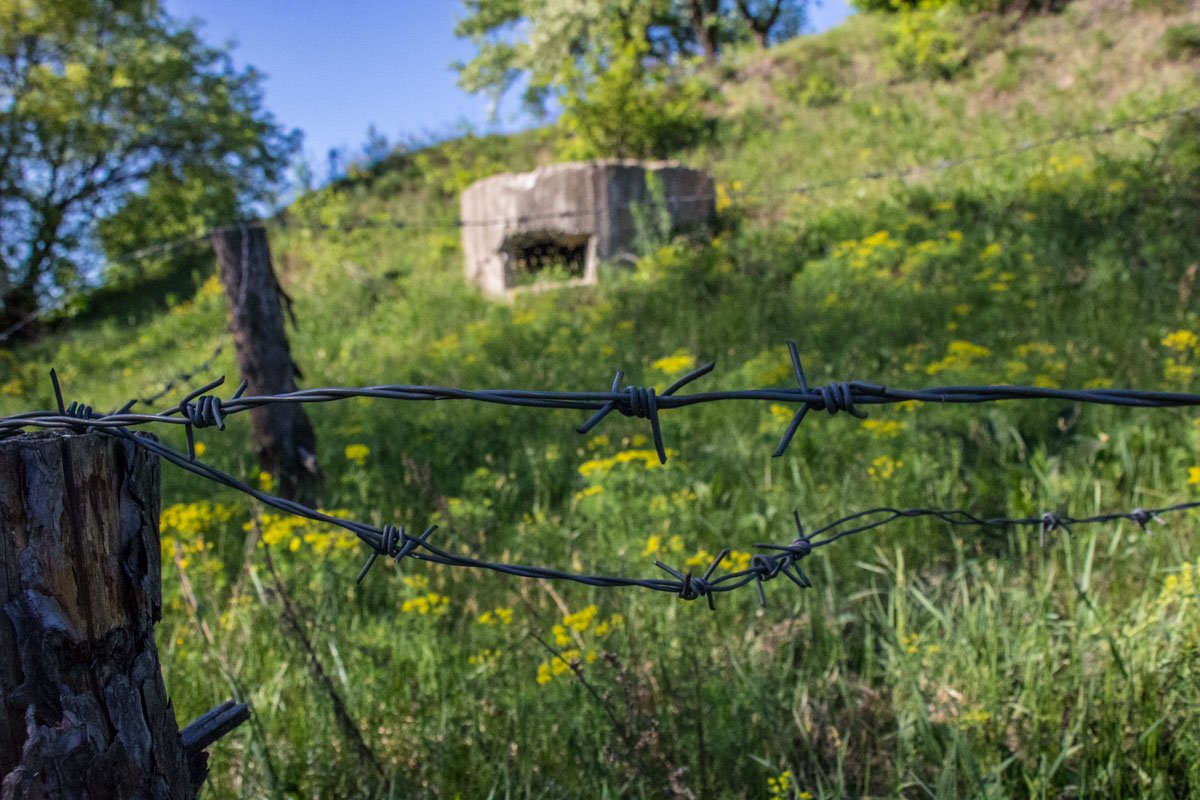 Некоторые строения оградили забором Некоторые строения оградили забором