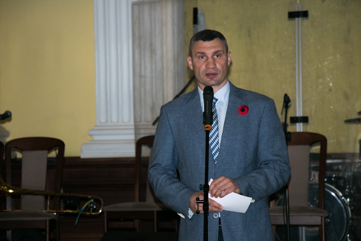 Виталий Кличко выразил слова благодарности и скорби матерям и семьям героев АТО Виталий Кличко выразил слова благодарности и скорби матерям и семьям героев АТО