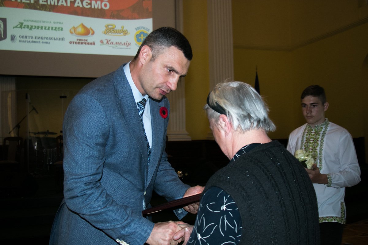 Кличко вручает медали матерям героев АТО Кличко вручает медали матерям героев АТО