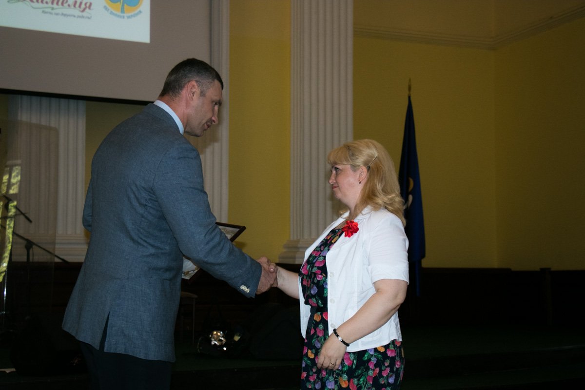 Все пришли на встречу с красным маком - символом Дня памяти и примирения Все пришли на встречу с красным маком - символом Дня памяти и примирения