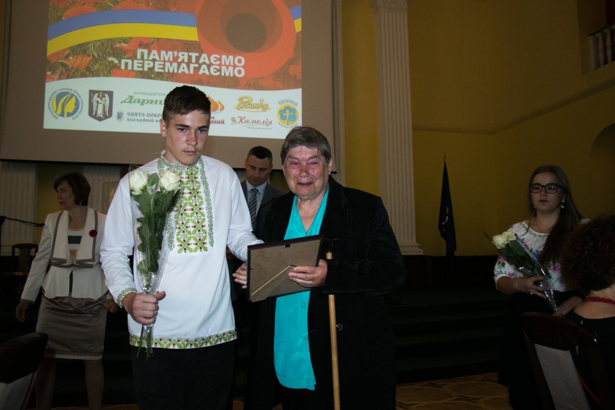 Слезы на глазах от этих трогательных моментов, от боли утраты Слезы на глазах от этих трогательных моментов, от боли утраты