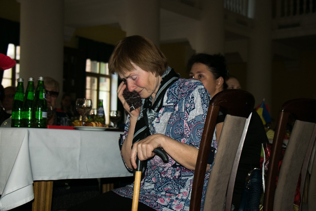 И никому не понять, что чувствует сердце матери И никому не понять, что чувствует сердце матери