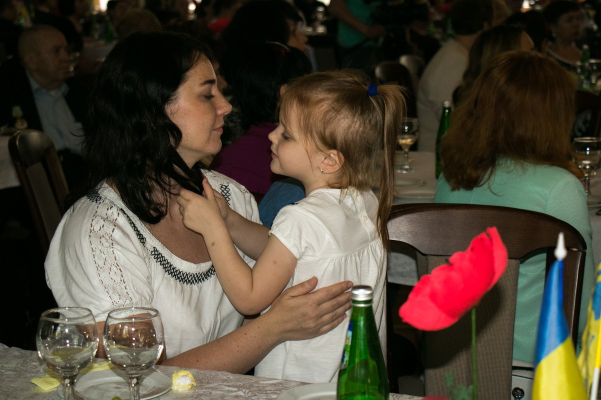 На вручение пришли семьи погибших героев, среди которых не только сыновья, но и мужья, браться, отцы На вручение пришли семьи погибших героев, среди которых не только сыновья, но и мужья, браться, отцы