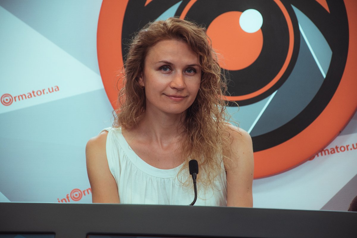 Алла Демура рассказала, что восьмичасовой концертную программу будут вести профессиональная ведущая и певица Ольга Бабич и участник шоу «Голос страны» Валерий Величко