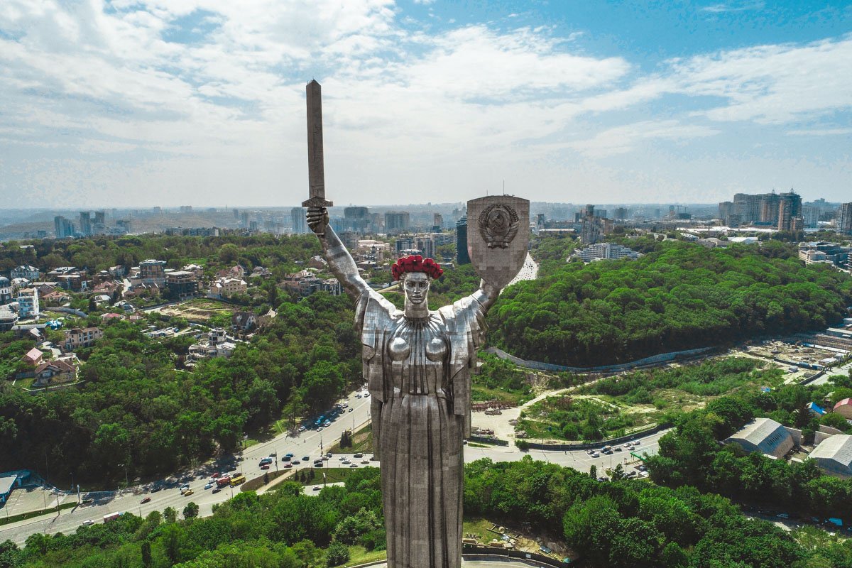 Ко Дню памяти и примирения монумент «Родина-мать» в Киеве украсили венком из маков Ко Дню памяти и примирения монумент «Родина-мать» в Киеве украсили венком из маков