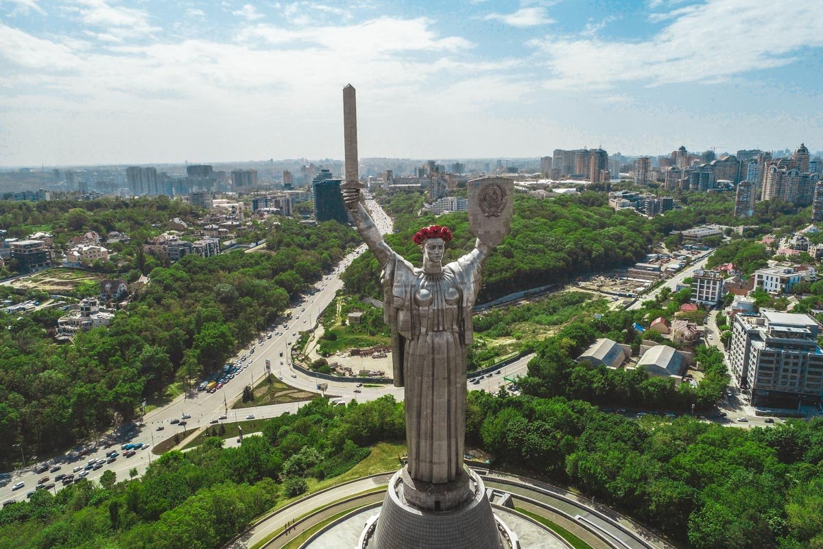 Традиция "наряжать" монумент появилась еще в 2015 году и полюбилась киевлянам и туристам Традиция "наряжать" монумент появилась еще в 2015 году и полюбилась киевлянам и туристам