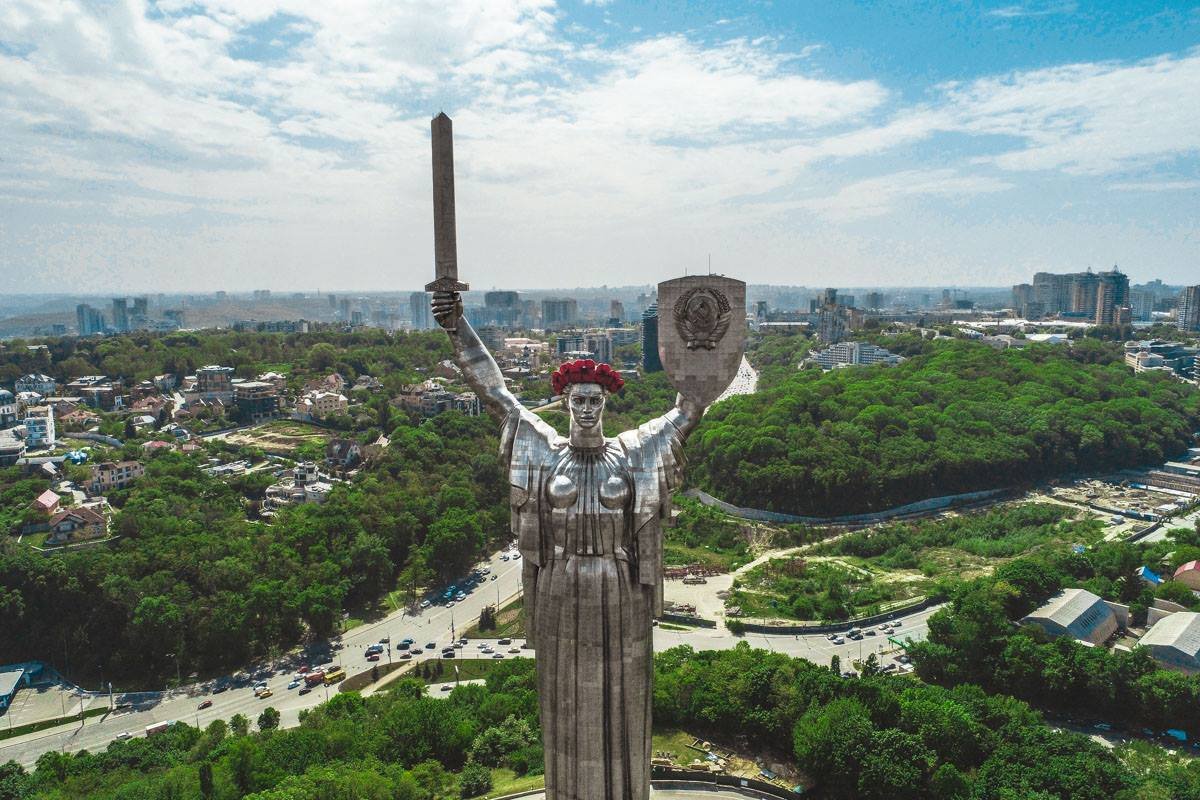 Недалеко от Родины-матери, а именно в Парке славы состоится церемония возложения цветов к могиле Неизвестного солдата. Фото: Сергей Бумеров Недалеко от Родины-матери, а именно в Парке славы состоится церемония возложения цветов к могиле Неизвестного солдата. Фото: Сергей Бумеров