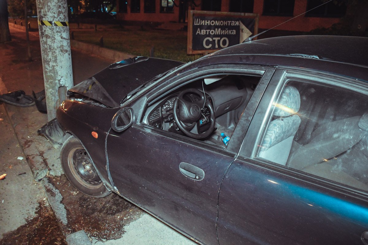 Lanos от столкновения отбросило в столб Lanos от столкновения отбросило в столб