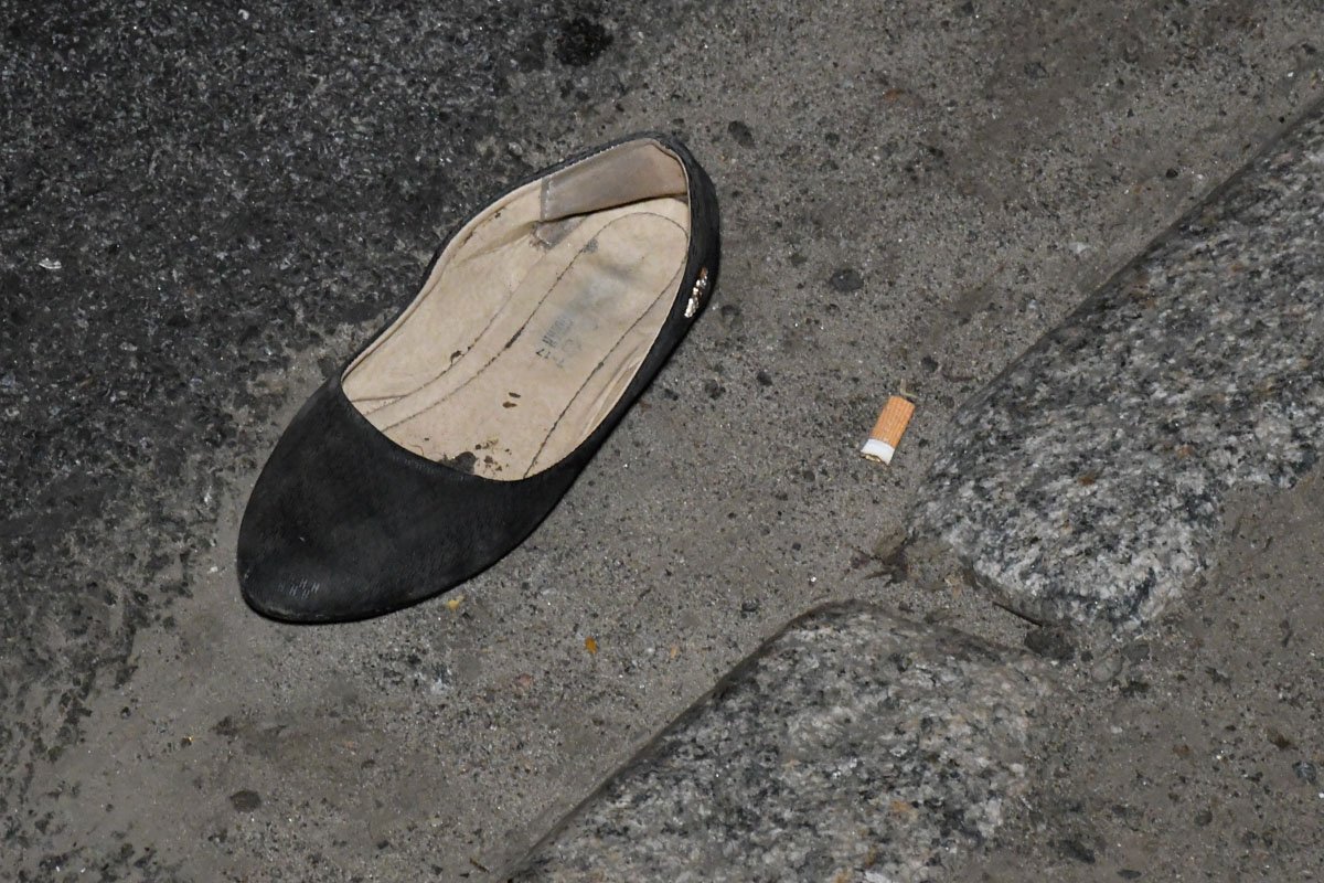 Женщина живет в доме поблизости