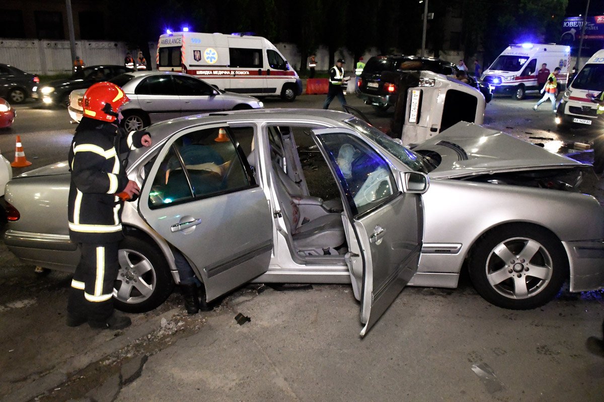 По словам очевидцев, Mercedes ехал на красный 