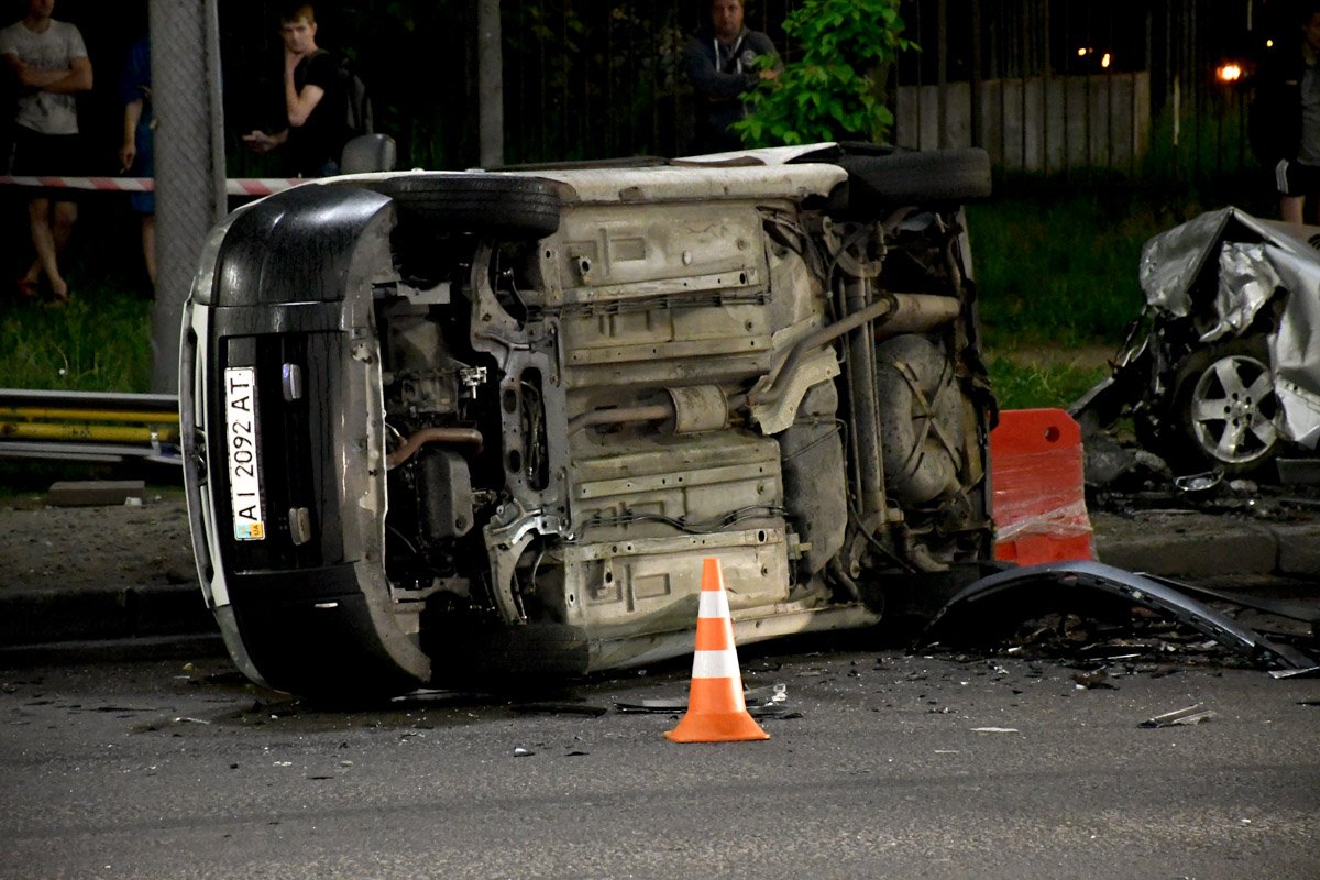 Peugeot из-за столкновения перевернулся на бок