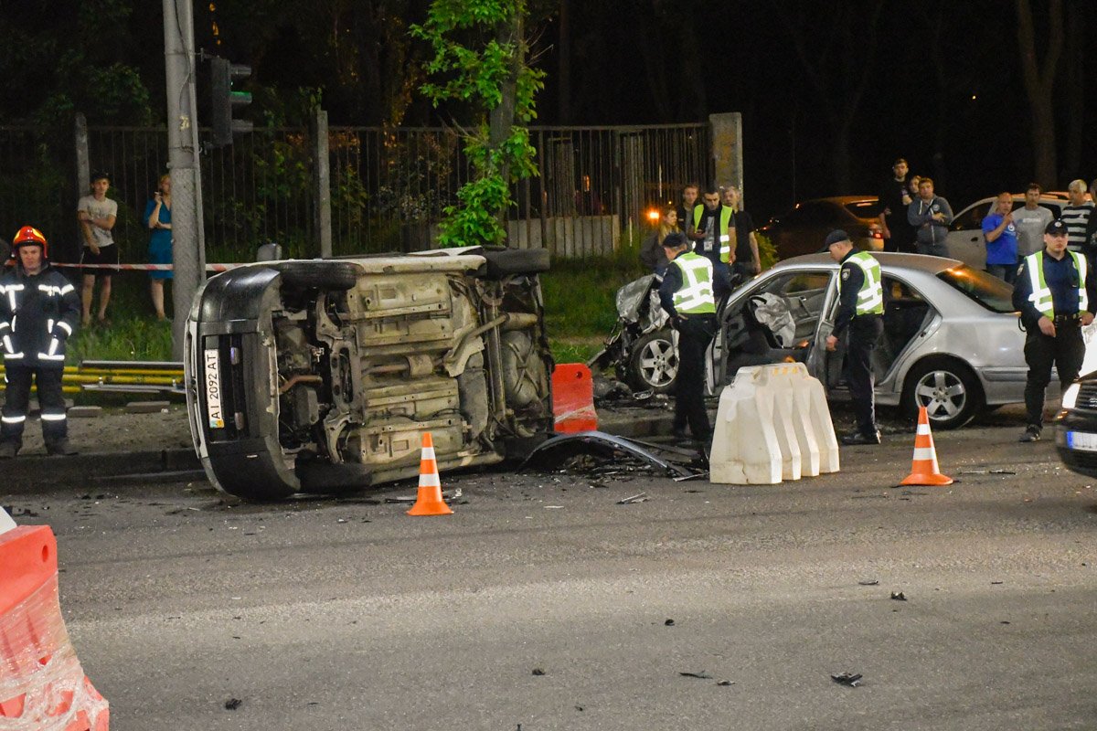 На месте работали пожарные, полиция и медики