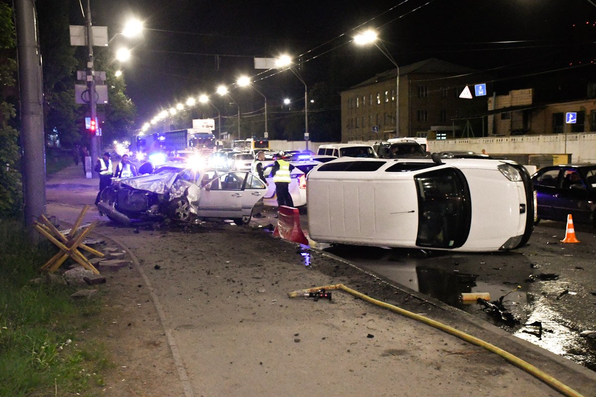 Двоих человек госпитализировали