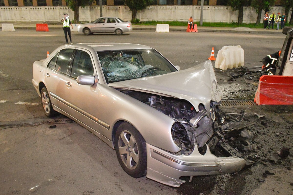 Водитель Mercedes получил множество травм рук, ног, спины и шеи
