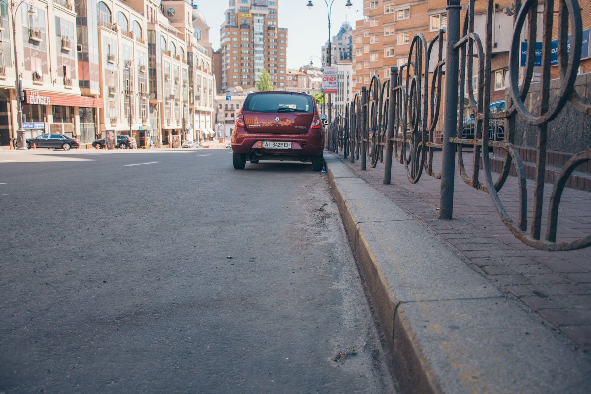 Асфальт и бордюры в удовлетворительном состоянии 