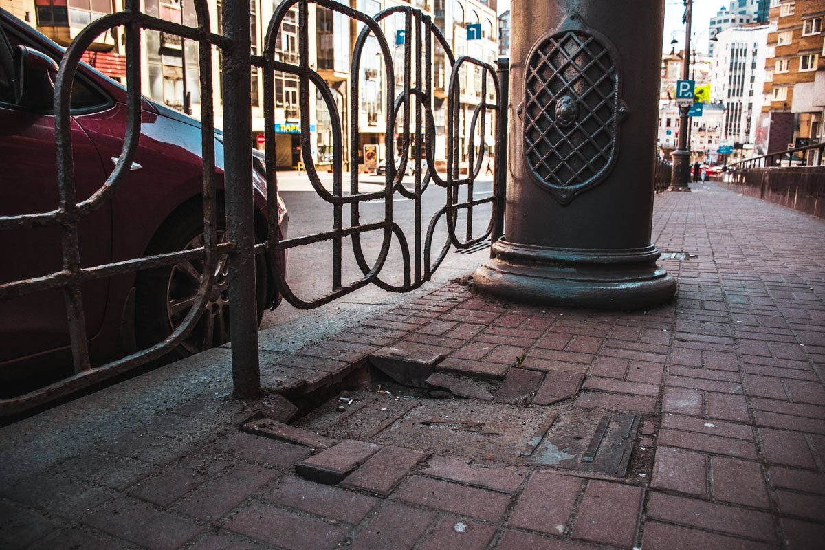 В местах электрокоммуникаций также поврежден тротуар 