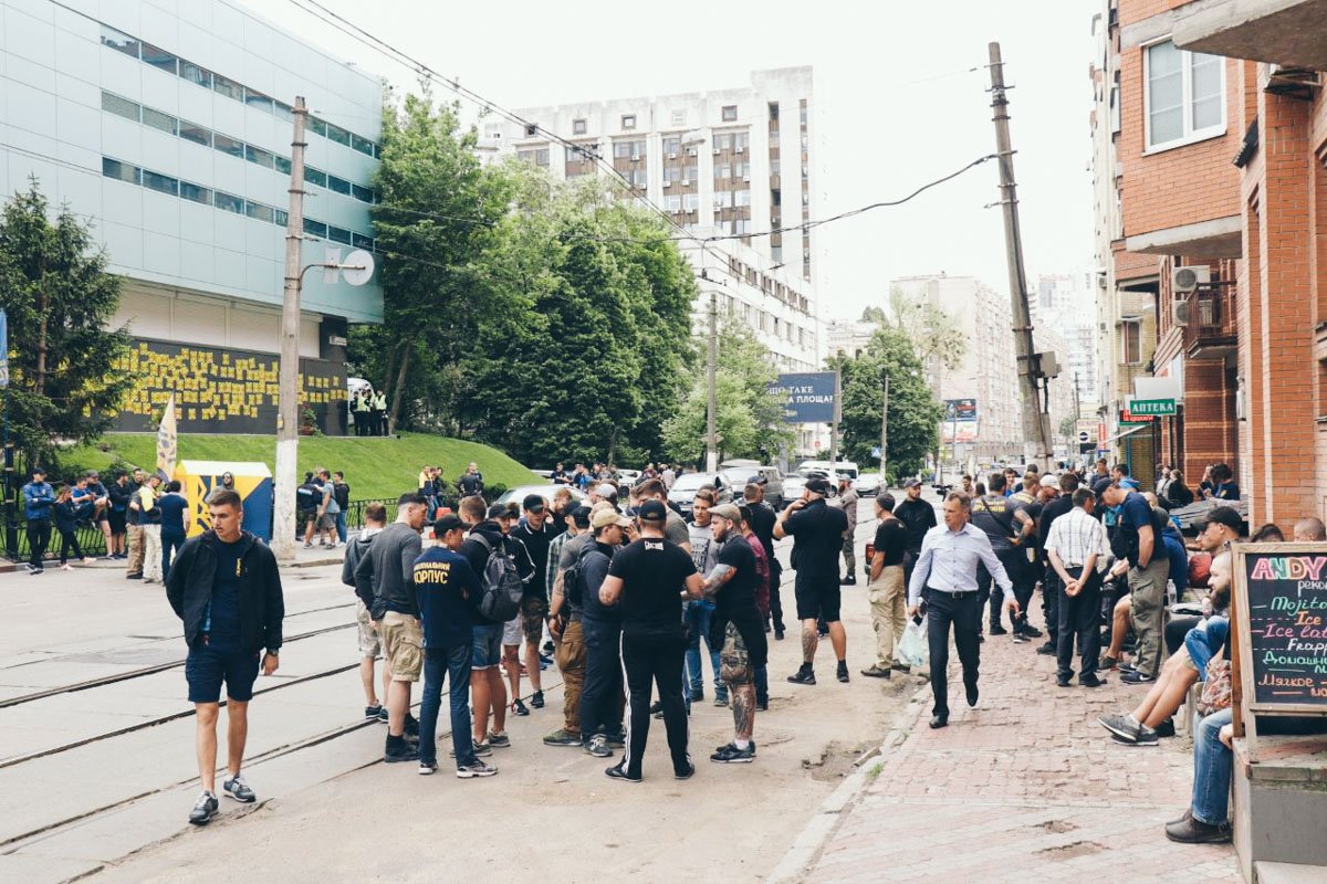 Под зданием канала находится около 130 человек