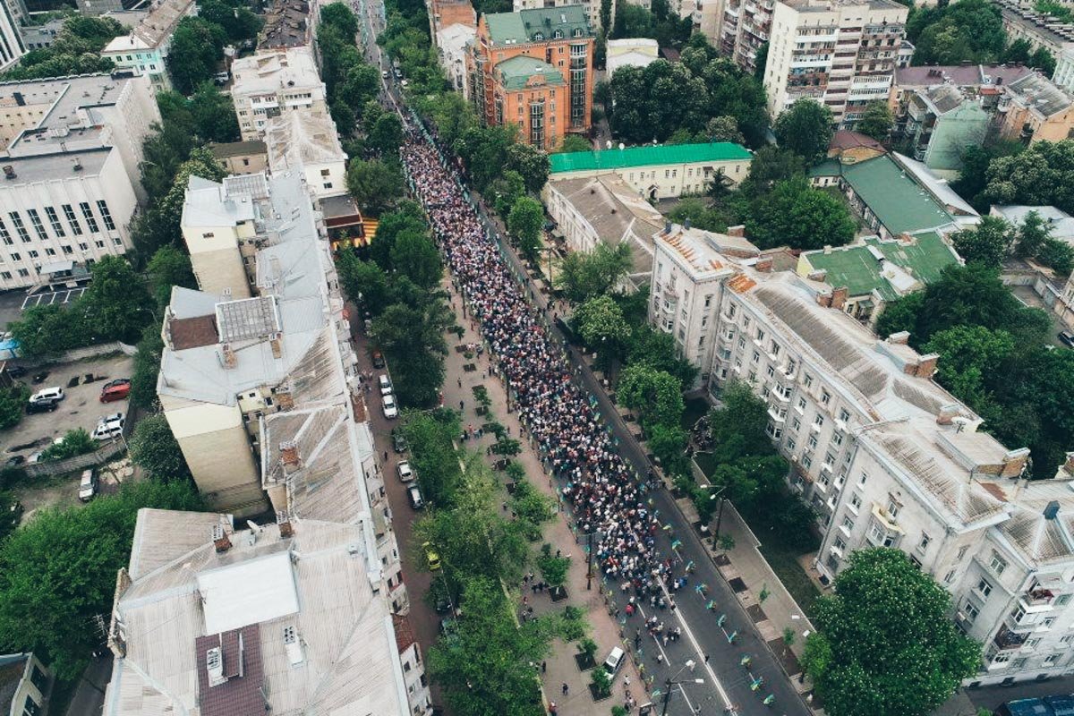 В колонне около полутора тысяч человек В колонне около полутора тысяч человек