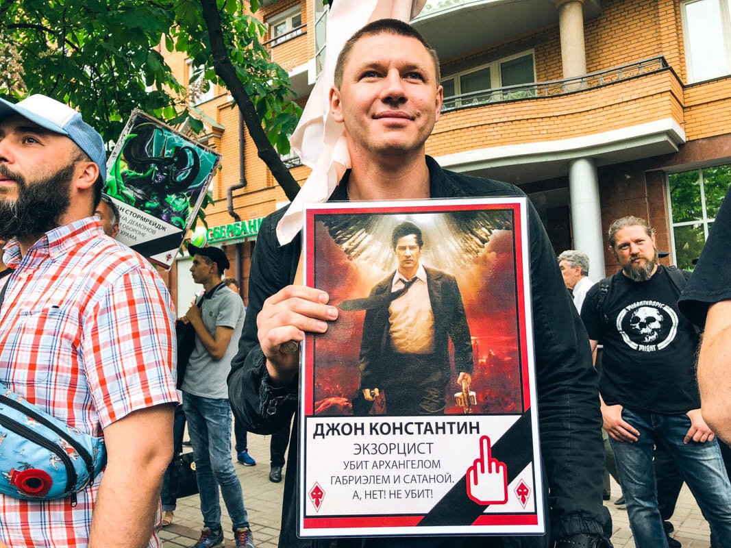 Стычки удалось избежать: полиция отгородила участников обеих акций Стычки удалось избежать: полиция отгородила участников обеих акций