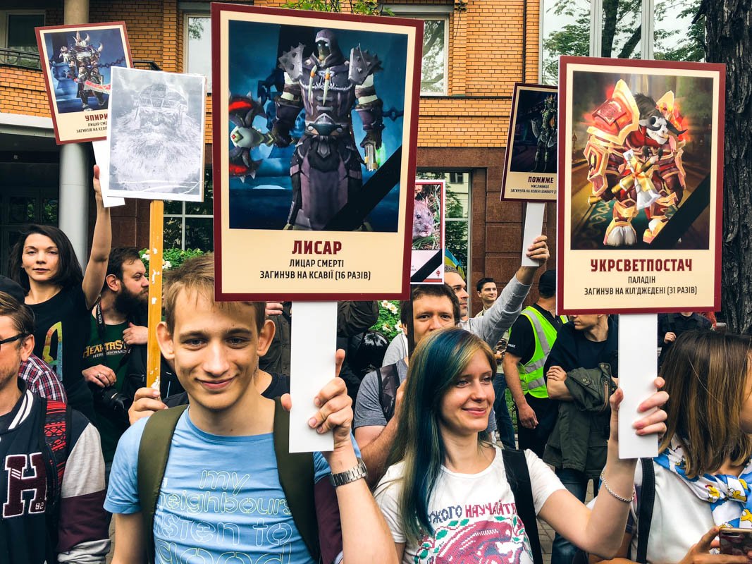 В руках у людей Корчинского картинки с изображениями компьютерных и других персонажей. В подписях указано, когда они "погибли". Некоторые умирали по 30 и больше раз В руках у людей Корчинского картинки с изображениями компьютерных и других персонажей. В подписях указано, когда они "погибли". Некоторые умирали по 30 и больше раз