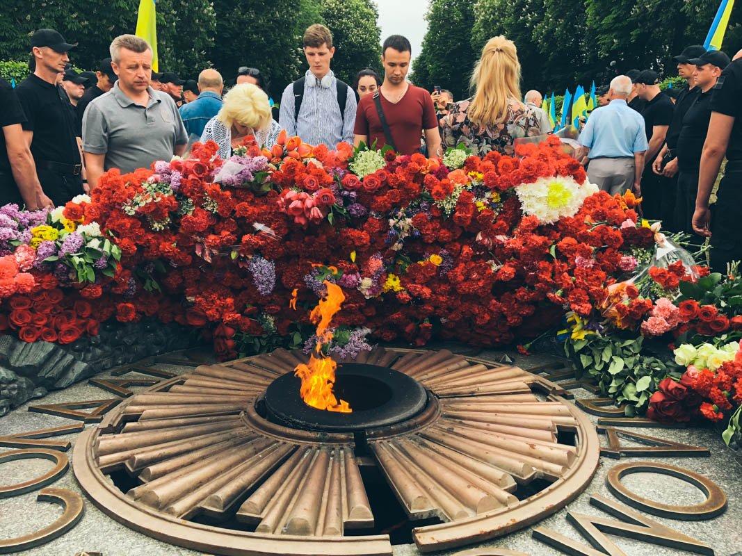 Процесс возложения длится медленно, так как трудно подойти к монументу Процесс возложения длится медленно, так как трудно подойти к монументу