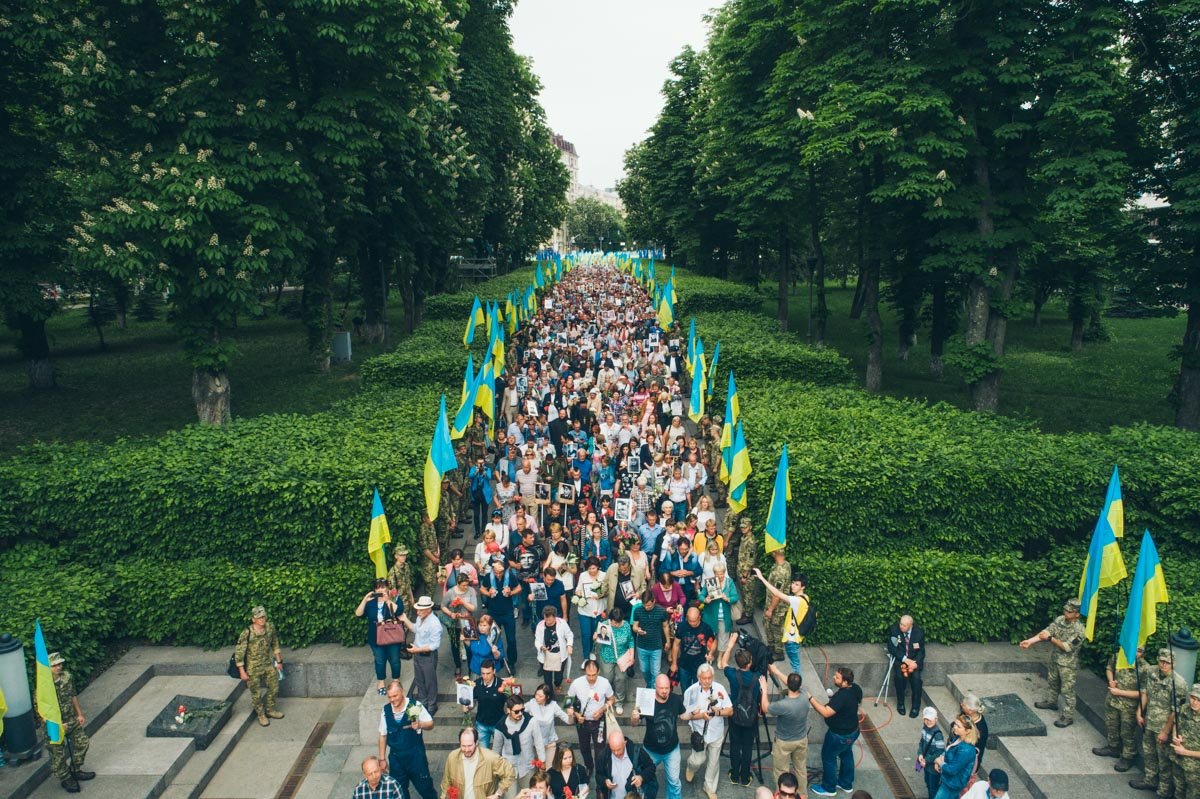 Из-за большого количества людей колонна двигается очень медленно Из-за большого количества людей колонна двигается очень медленно