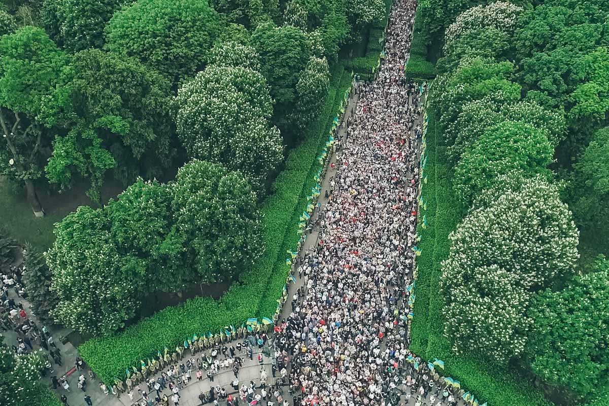 Очень много украинских флагов, советской символики практически нет Очень много украинских флагов, советской символики практически нет