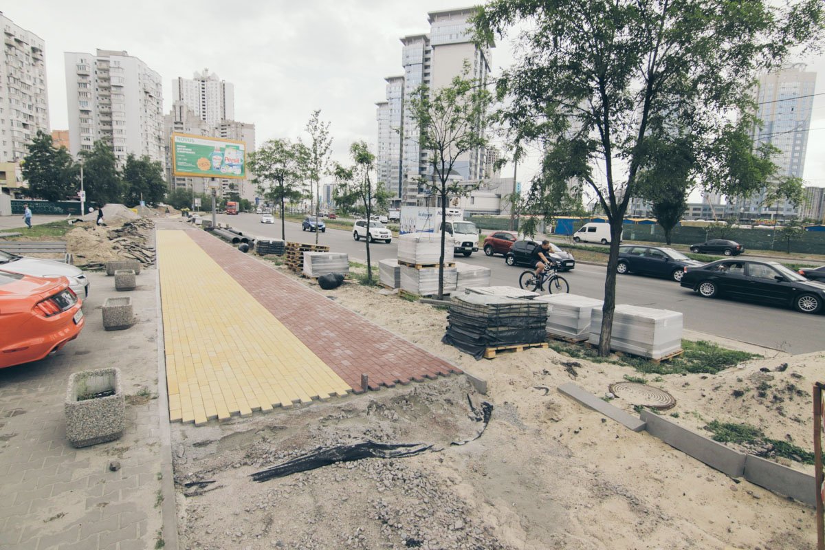 На этой неделе должны проложить тротуар до улицы Здолбуновской На этой неделе должны проложить тротуар до улицы Здолбуновской