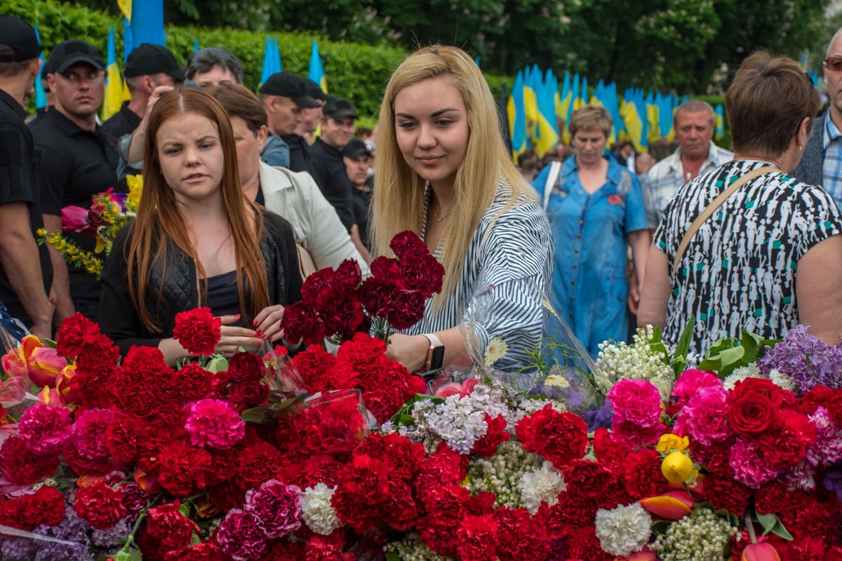 Почтить память погибших гвоздиками и минутой молчания Почтить память погибших гвоздиками и минутой молчания