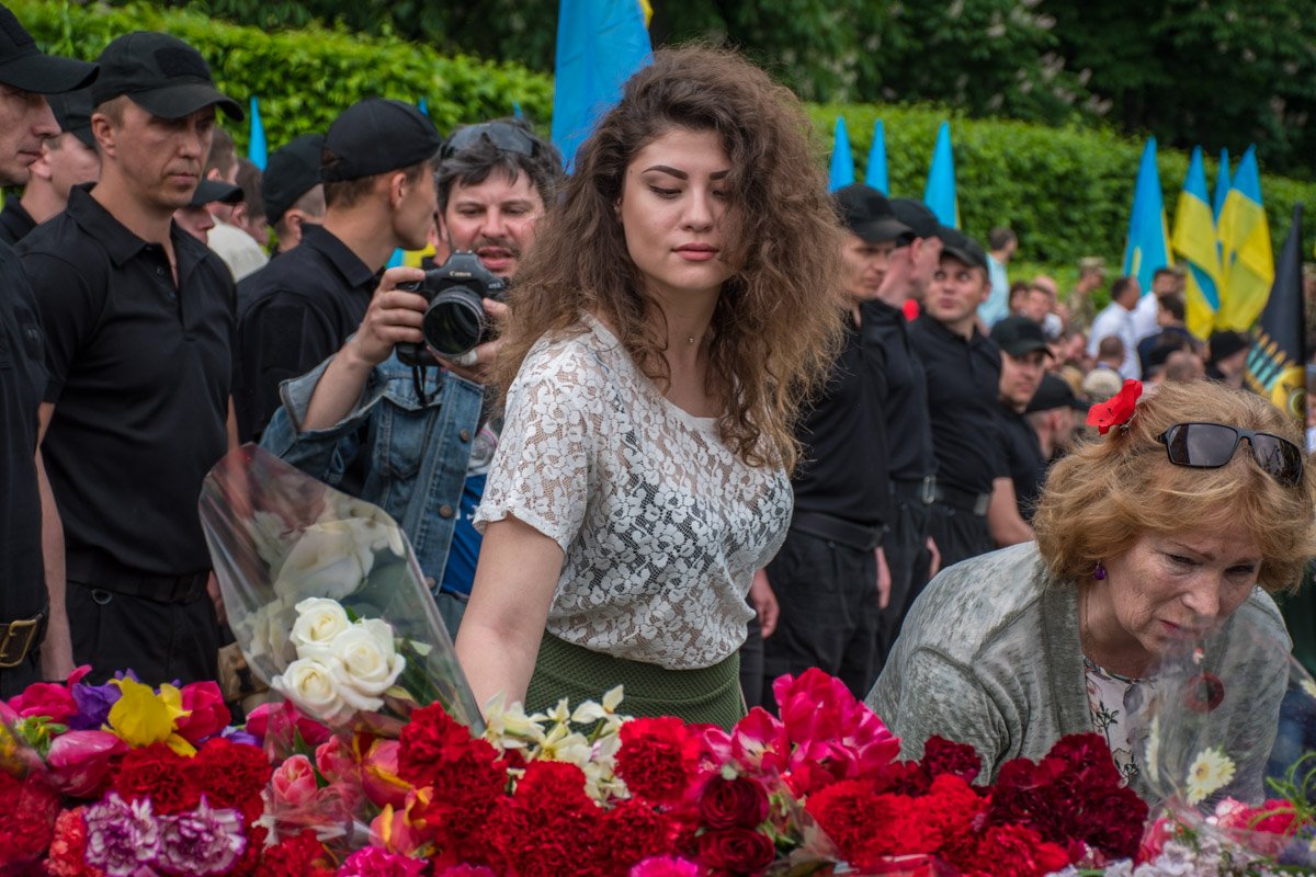 У Вечного огня - горы цветов У Вечного огня - горы цветов