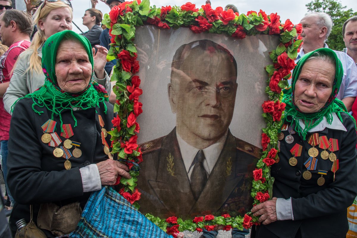 Не сдерживая слез... Не сдерживая слез...