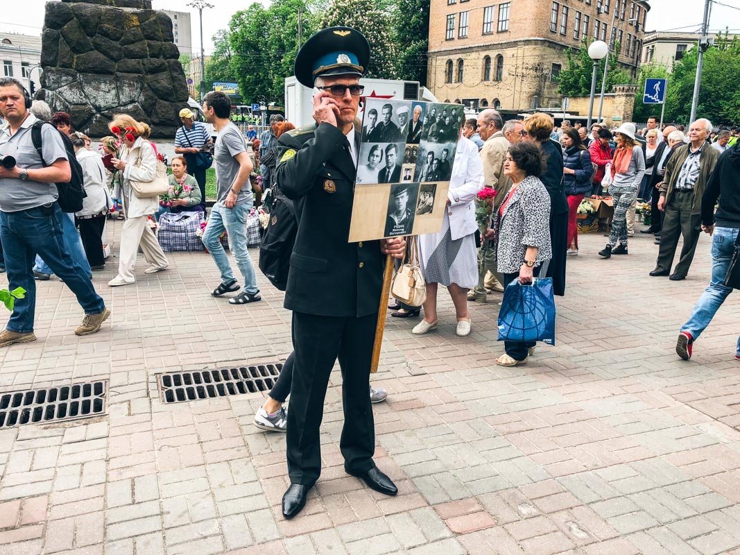 Люди пришли с портретом близкого родственника, который воевал во Второй Мировой войне Люди пришли с портретом близкого родственника, который воевал во Второй Мировой войне
