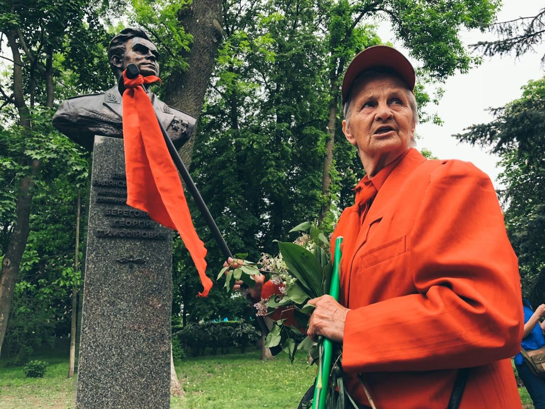 Lady in red... Lady in red...