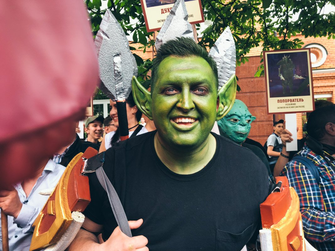 Перформанс «Бессмертная дивизия». Если что, это не Навальный после субботних избиений Перформанс «Бессмертная дивизия». Если что, это не Навальный после субботних избиений