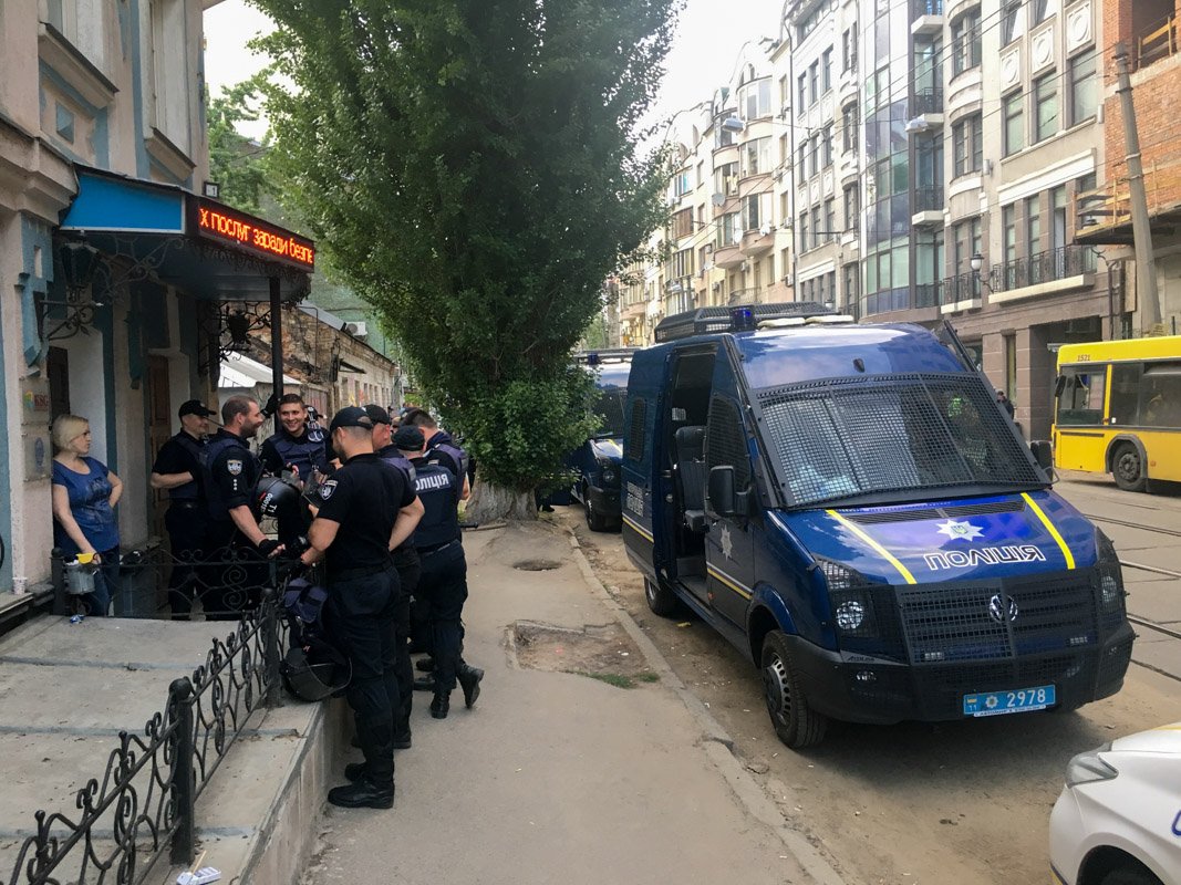 Как видно на фото - настроение у правоохранителей хорошее