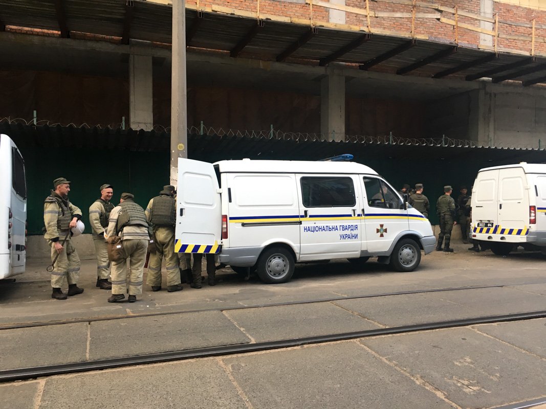 Правоохранители при полной экипировке 