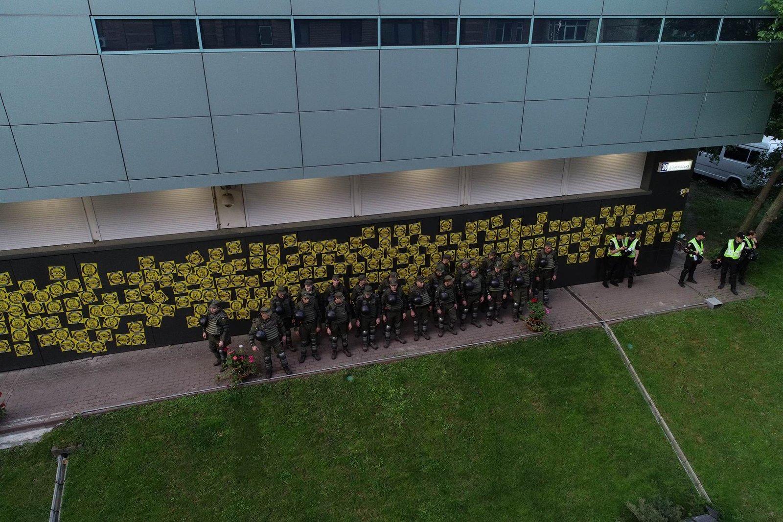 На месте около 150 человек личного состава спецподразделений