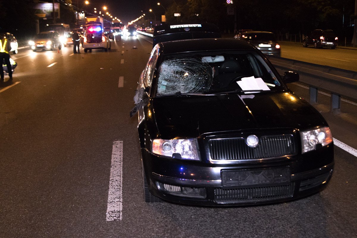 Skoda сбила молодого парня