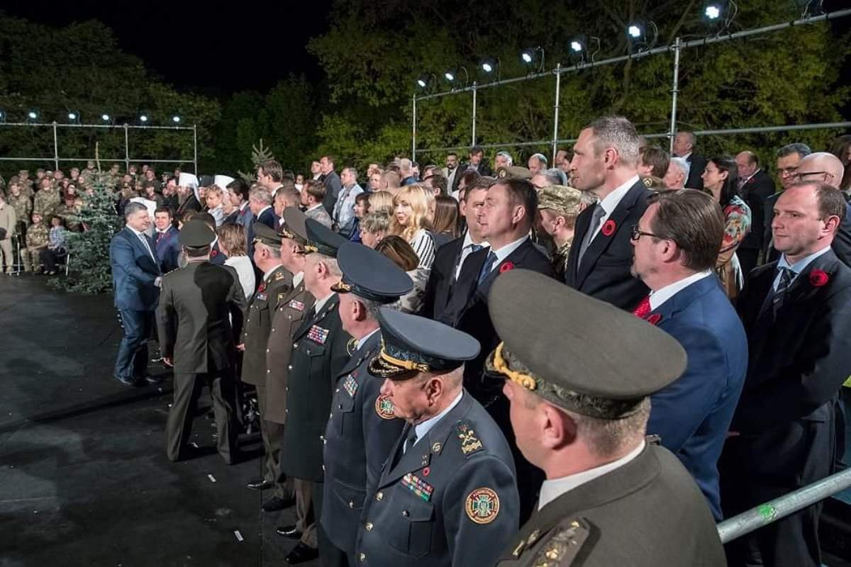 9 мая Виталий Кличко принял участие в акции «Первая минута мира» 9 мая Виталий Кличко принял участие в акции «Первая минута мира»