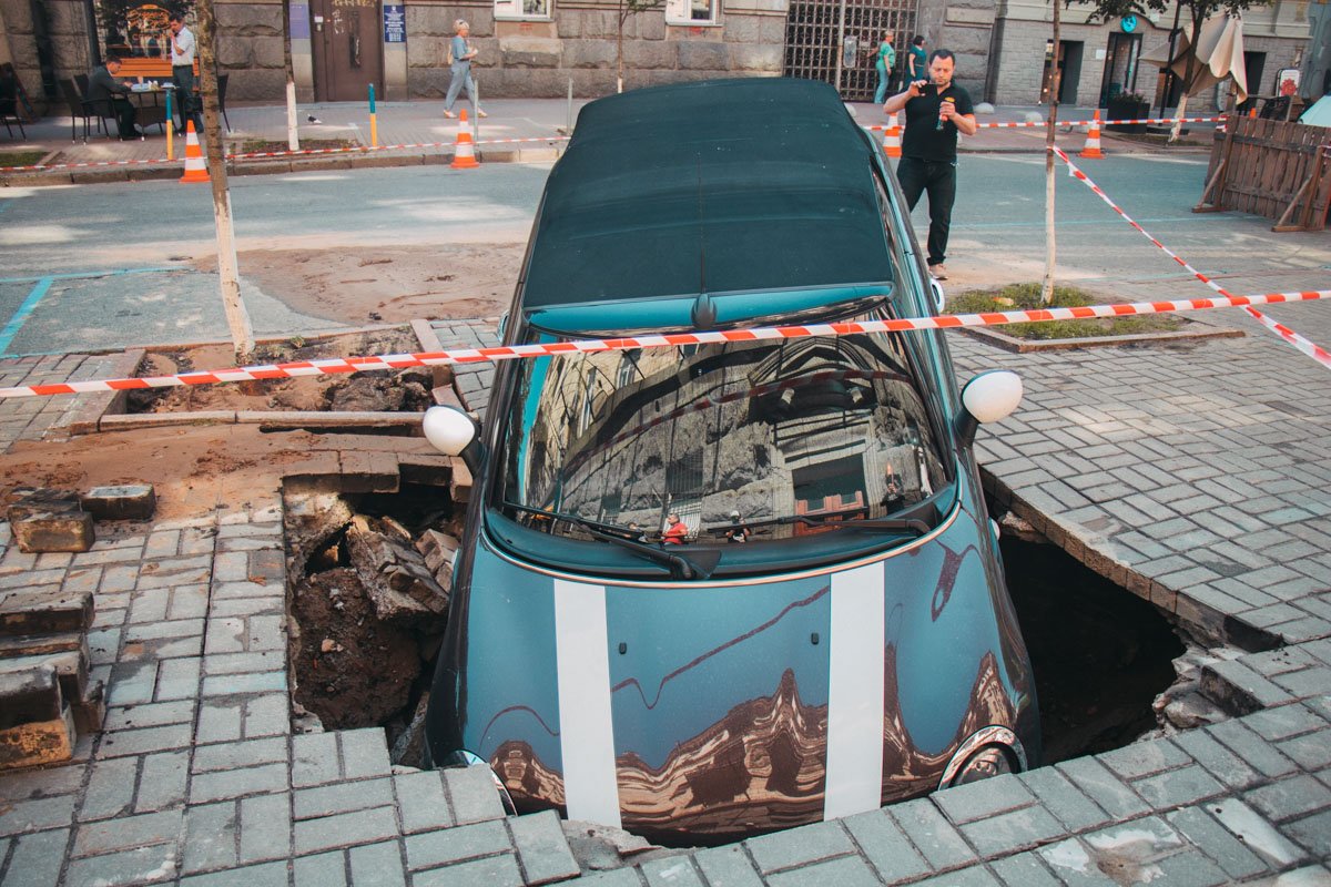 Машина стояла припаркованная напротив дома 2-4/7 на улице Пушкинская Машина стояла припаркованная напротив дома 2-4/7 на улице Пушкинская