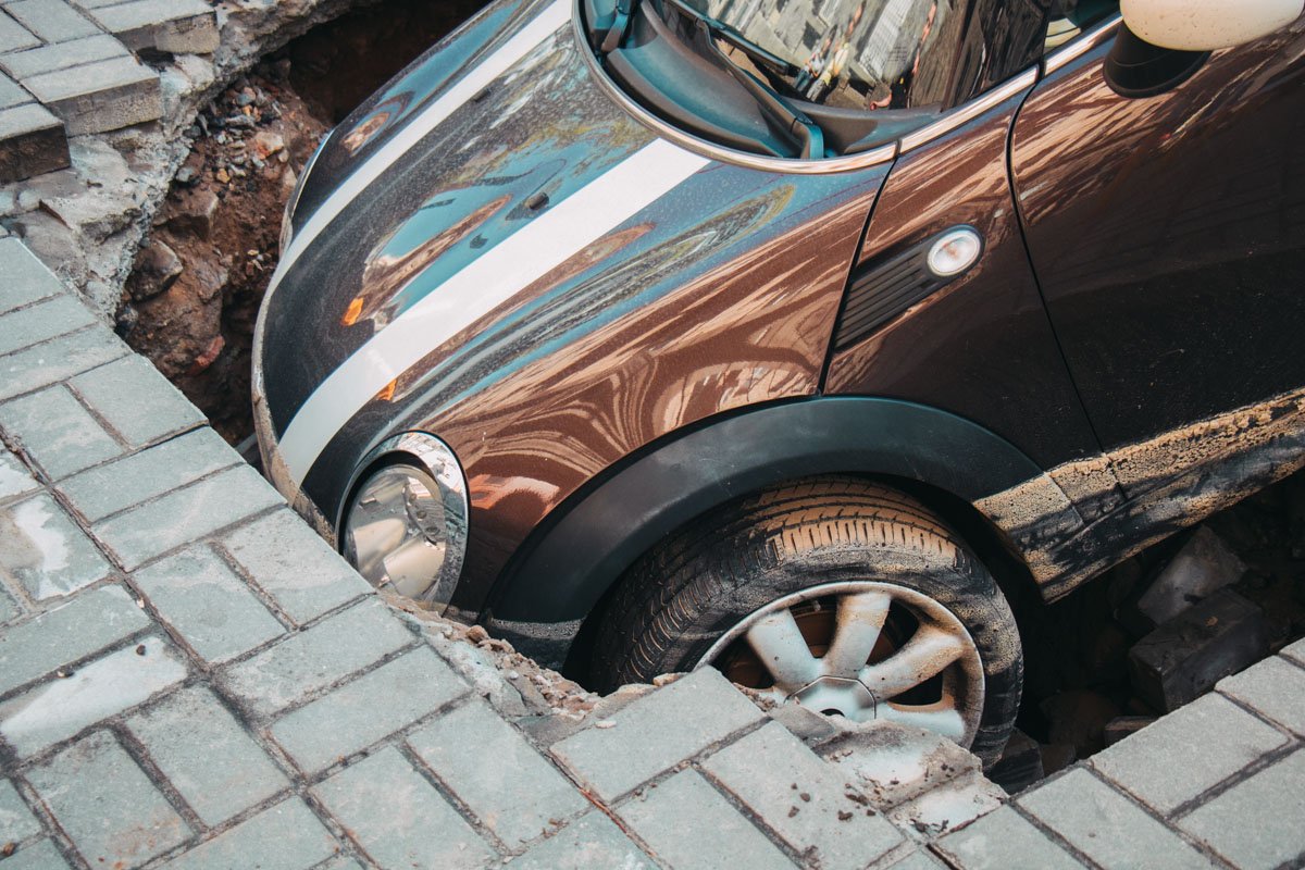 Передняя часть Mini Cooper полностью «нырнула» под землю. Передняя часть Mini Cooper полностью «нырнула» под землю.