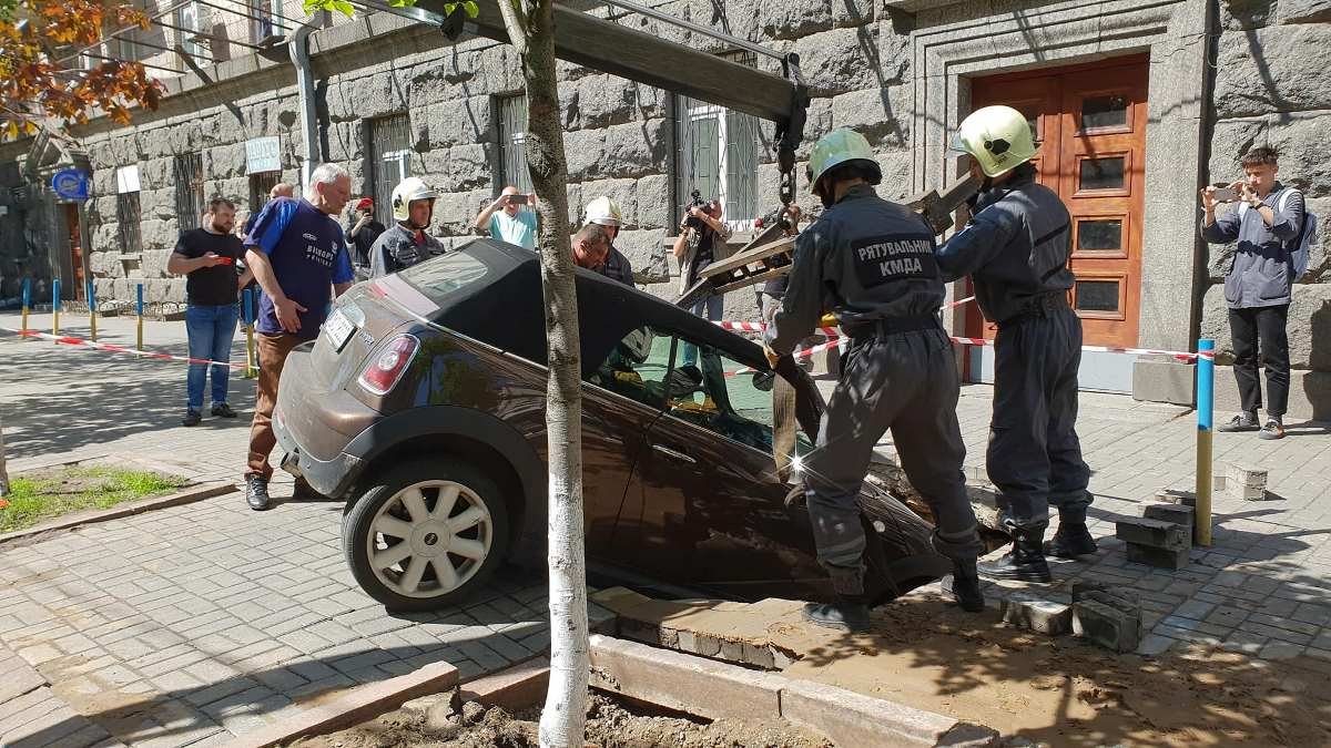 Авто доставали спасатели КМДА Авто доставали спасатели КМДА