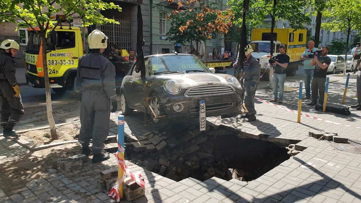 Из-за аварии без воды остались дома на семи улицах Из-за аварии без воды остались дома на семи улицах
