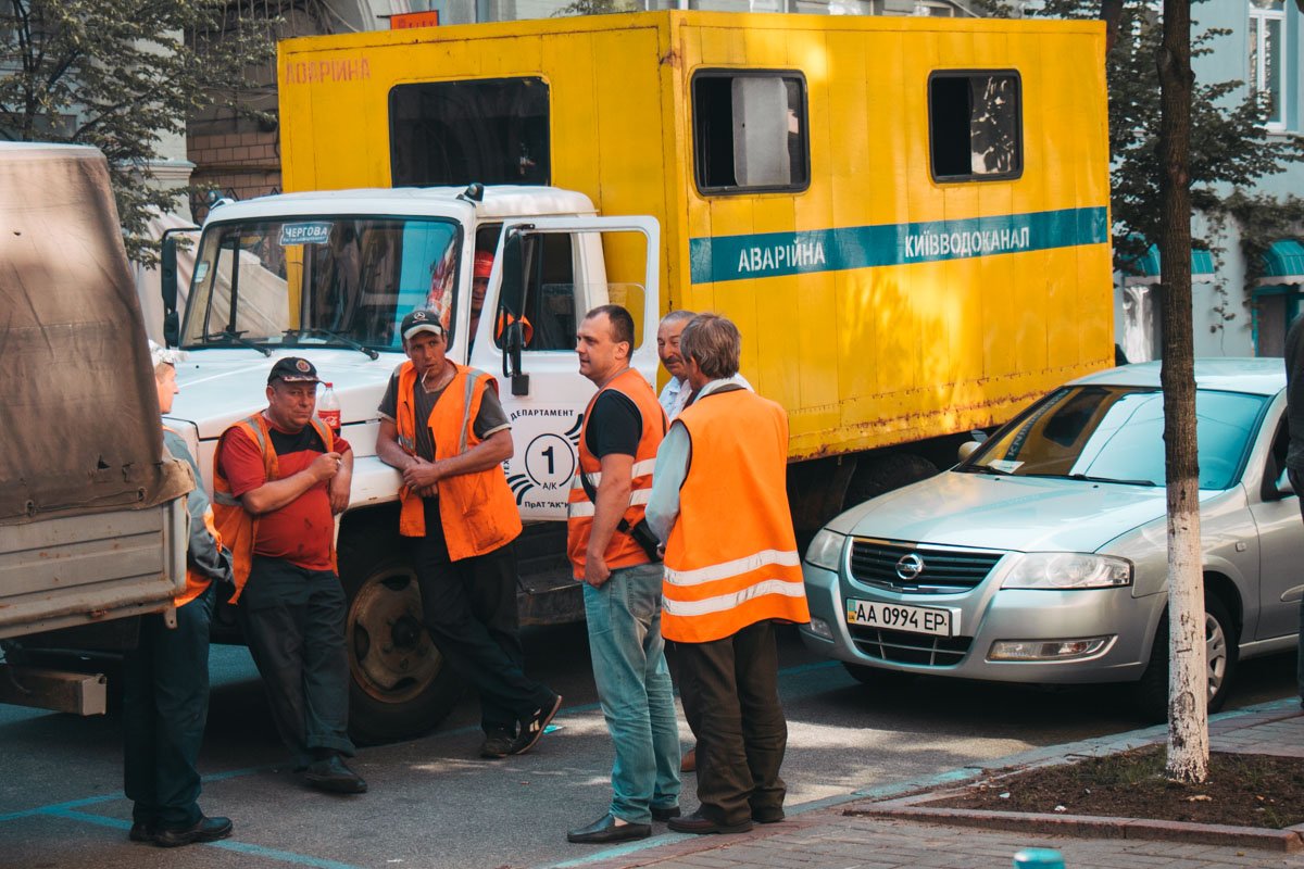 Аварийные бригады работают над локализацией и ликвидацией повреждений сетей холодного водоснабжения